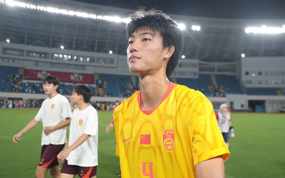 国足名单最大惊喜！17岁清华高中生入选创历史 成首位非职业国脚